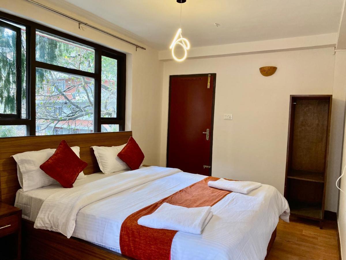 Hotel Pala Катманду Экстерьер фото
